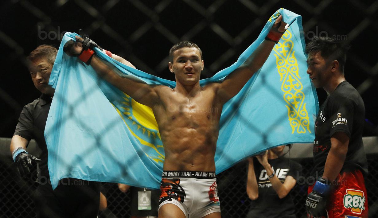 Petarung Kazakhstan, Kairat Akhmetov, melakukan selebrasi usai mengalahkan petarung Filipina, Geje Eustaquio, pada One Champhionship di JCC, Senayan, Sabtu (16/9/2017). Kairat Akhmetov, menang poin atas Geje Eustaquio. (Bola.com/M Iqbal Ichsan)