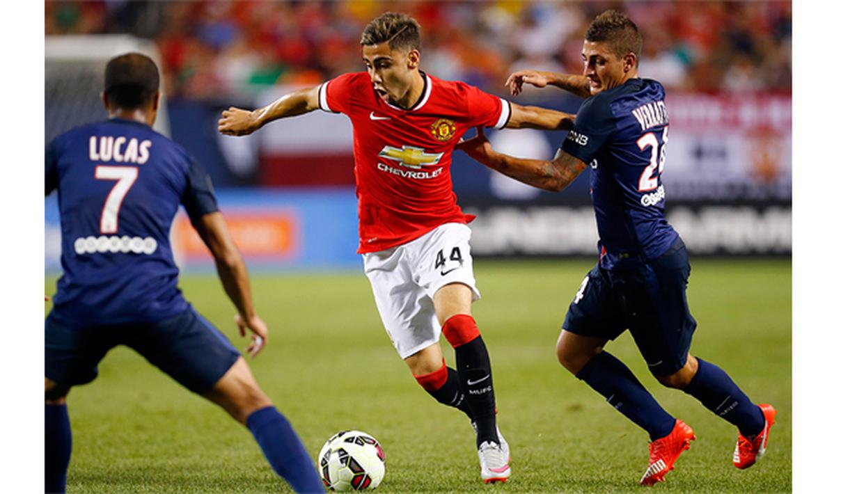  Pemain muda Manchester United, Andreas Pereira berusaha melewati hadangan Pemain PSG, Marco Verratti (kanan) pada laga International Champions Cup 2015 di Soldier Field, AS, Kamis (30/7) pagi WIB. (Reuters/Jeff Haynes