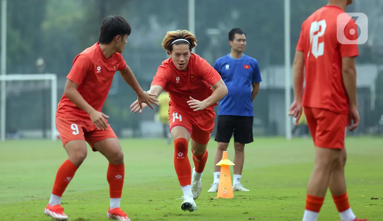 Pemain Timnas Vietnam U-23, Victor Le (tengah) saat melakukan latihan bersama di Lapangan A Gelora Bung Karno, Senayan, Jakarta, Senin (28/7/2025). (Liputan6.com/Helmi Fithriansyah)