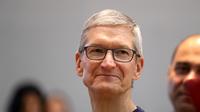 Tim Cook, CEO Apple saat berkunjung ke Apple Store 3 November 2017 di Palo Alto, California. (Doc: Gettyimage)