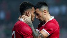 Selebrasi pemain timnas Indonesia, Yakob Sayuri (kiri) dan Stefano Jantje Lilipaly setelah menjebol gawang Burundi&nbsp;dalam pertandingan uji coba FIFA Matchdayyang berlangsung di stadion Patriot Candrabhaga, Bekasi, Sabtu (25/3/2023). (Bola.com/Bagaskara Lazuardi)