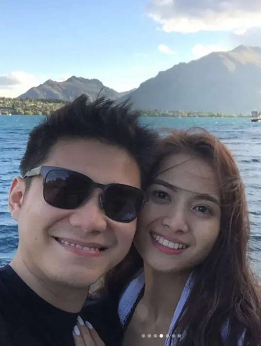 Hanya sekedar lewat foto-foto yang diunggah di akun Instagramnya para penggemar bisa melihat keromantisan antara Acha dan suaminya. (Instagram/septriasaacha)