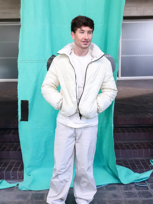 Parade Busana Seleb Hadiri Burberry Summer 2025 di London Fashion Week, dari Lila Moss hingga Bright Vachiwrait