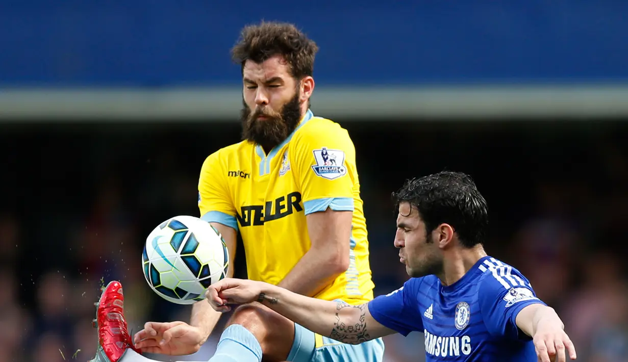 Gelandang Chelsea,  Cesc Fabregas (kanan) berebut bola dengan gelandang Crystal Palace Joe Ledley saat Laga Liga Premier Inggris di Stamford Bridge, Minggu (3/5/2015). Chelsea menang 1-0 atas Crystal Palace. (Reuters/Carl Recine)