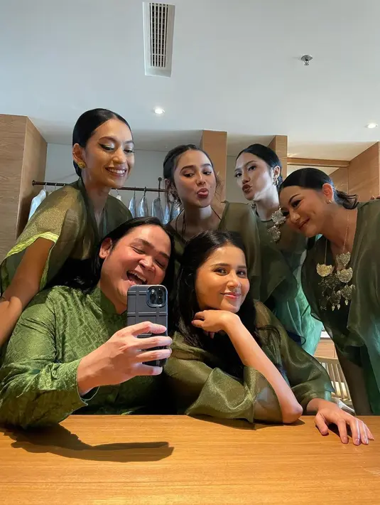 Material organza pada baju bodo, jadi tren 2023 dengan efek menerawangnya. Padukan dengan kain dan aksesori etnik untuk look terbaik. [@taskyanamya]