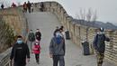 Sejumlah wisatawan mengunjungi Tembok Besar bagian Badaling di Beijing, ibu kota China, pada 24 Maret 2020. Bagian dari Tembok Besar yang terkenal di Beijing itu telah dibuka kembali sebagian pada Selasa (24/3), setelah ditutup selama hampir dua bulan akibat corona COVID-19. (Xinhua/Chen Zhonghao)