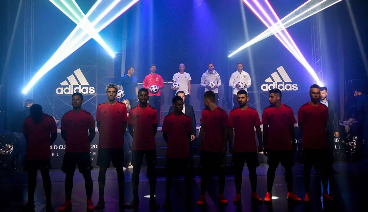 (dari kiri di atas panggung) Alessandro Del Piero, Xabi Alonso, pelatih Prancis Real Madrid Zinedine Zidane, Kaka dan Lukas Podolski berpose saat upacara peresmian Telstar 18, bola resmi Piala Dunia 2018 Rusia di Moskow (9/10).  (AFP Photo/Mladen Antonov)