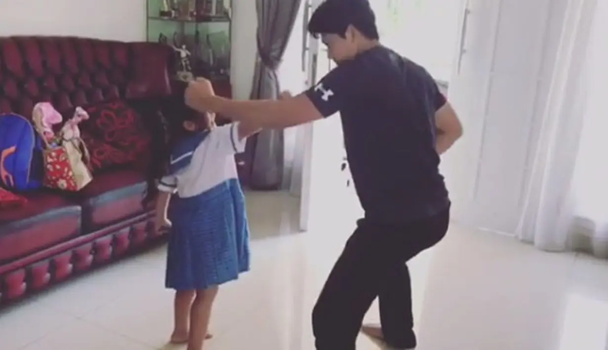 Terkenal sebagai aktor laga, Iko Uwais tentunya sangat jago yang namanya ilmu bela diri. Kini ia pun mewariskannya kepada sang anak, tujuannya adalah agar Atreya bisa menjaga diri dari hal-hal yang berbahaya. (Instagram/iko.uwais)
