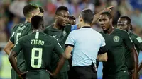 Para pemain Nigeria melakukan protes kepada wasit saat pertandingan melawan Kroasia pada laga Piala Dunia di Stadion Kaliningrad, Rusia, Minggu (17/6/2018). Kroasia menang 2-0 atas Nigeria. (AP/Petr David Josek)