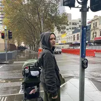 Saat berangkat liburan bersama anaknya, istri Arya Saloka itu tampil dengan hoodie hitam dan jogger pants warna army. [Foto: IG/anneofficial1990].