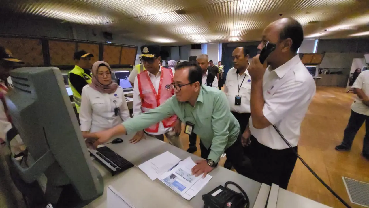 Menhub Budi Karya Sumadi saat meninjau fasilitas pemantauan lalu lintas penerbangan Airnav Indonesia.