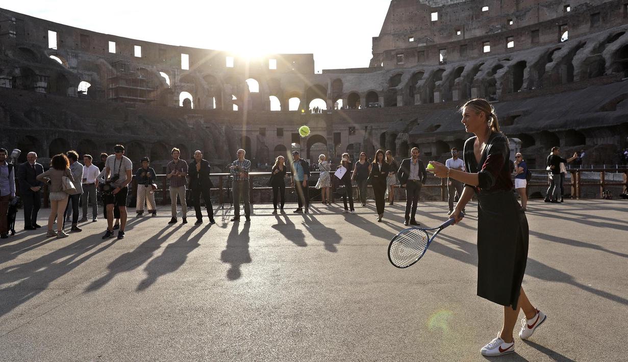 Maria Sharapova bersiap melakukan servis di Colosseum, Roma pada Minggu (14/5/2017). (AP Photo/Gregorio Borgia)