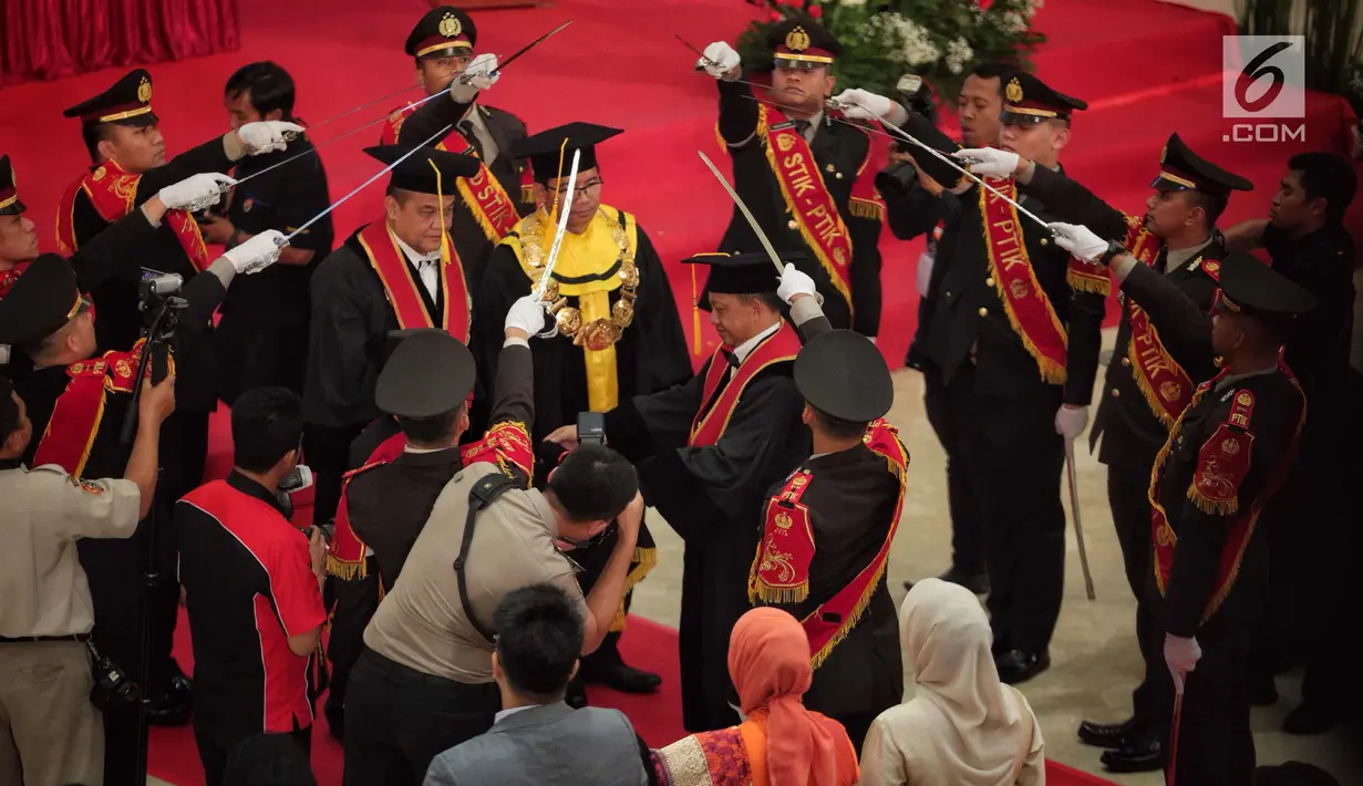 Kapolri Jenderal Tito Karnavian mengikuti tradisi Pedang Pora dalam pengukuhan dirinya sebagai guru besar untuk studi strategis kajian kontra terorisme di STIK/PTIK, Jakarta, Kamis (26/10). (Liputan6.com/Faizal Fanani)