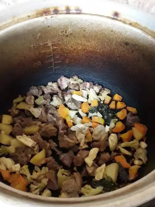 7 Potret Momen Apes Saat Masak Daging Kurban Ini Bikin Nangis