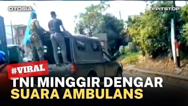 Mobil ambulans tengah terjebak kemacetan parah, di depannya ada konvoi alutsista TNI. Seketika pikap yang dinaiki TNI langsung minggir ke bahu jalan dan ambulans langsung menerobosnya.