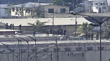 Anggota Tentara Ekuador dan polisi berjaga di atap penjara Guayas 1 dalam menanggapi percobaan kerusuhan di Guayaquil, Ekuador (4/11/2022). Enam polisi terluka Kamis (4/11) dalam kerusuhan penjara terbaru yang melanda Ekuador, karena negara itu dicengkeram oleh kekerasan yang dipersalahkan pada kelompok kejahatan terorganisir yang mengobarkan perang narkoba yang mematikan. (AFP/Rodrigo Buendia)