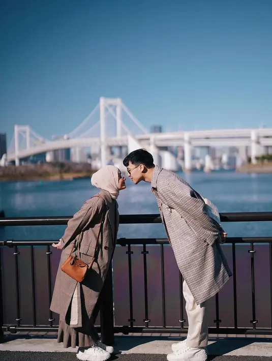 Ia tampil kompak bersama sang suami. Nuansa warna senada menjadikan fotonya terlihat aesthetic di setiap kesempatan. [Foto: Instagram/ DindaHw].