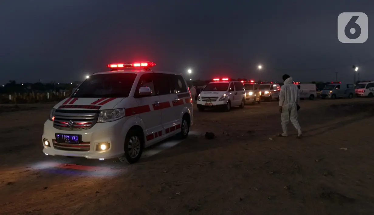 Antrean ambulance berisi jenazah yang akan dimakamkan dengan protokol COVID-19 di TPU Rorotan, Jakarta, Senin (5/7/2021). Berdasar data pemantauan COVID-19 DKI Jakarta, pada Senin (5/7) sudah 8.779 orang meninggal dunia akibat terpapar virus COVID-19. (Liputan6.com/Helmi Fithriansyah)