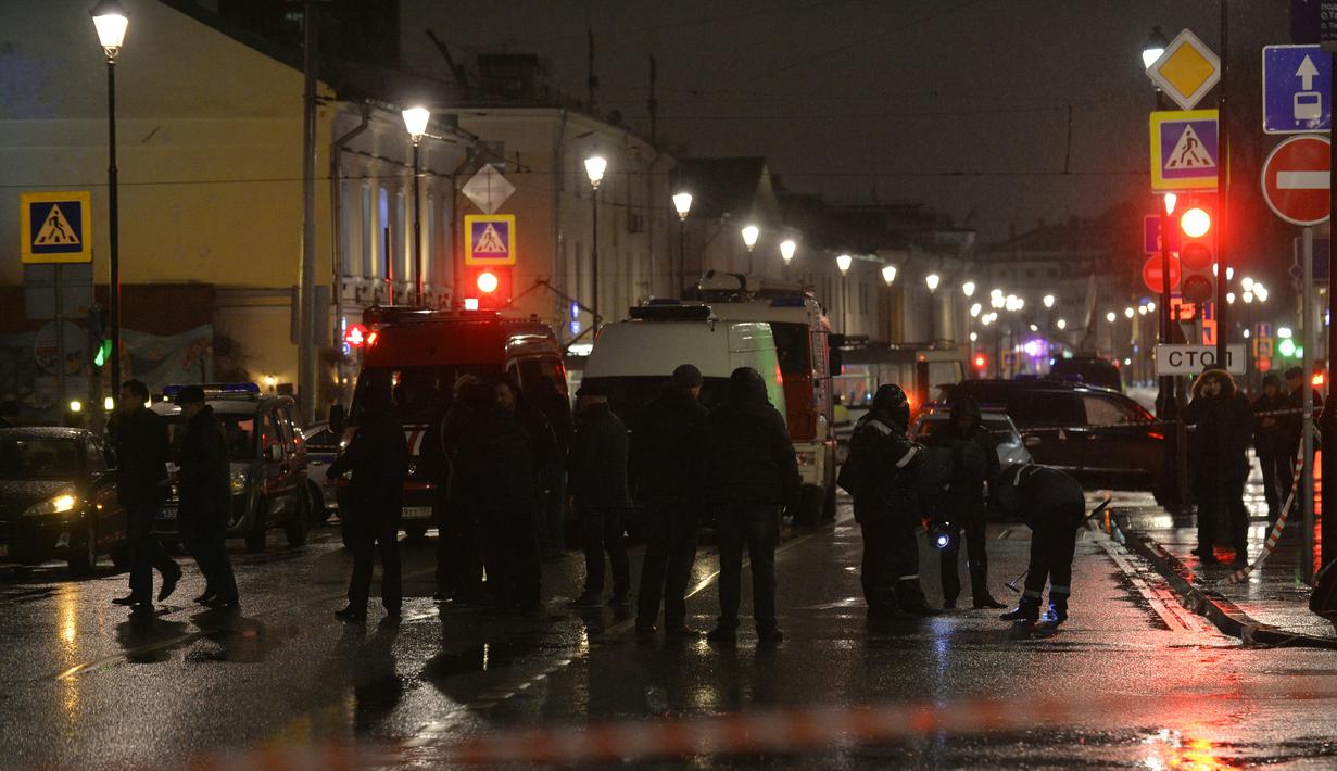Polisi berada di sebuah halte bus yang rusak akibat terkena ledakan di Moskow, Rusia, Senin (7/12). Tiga orang luka terkena pecahan kaca. Bahan peledak diperkirakan dilemparkan dari mobil atau bangunan perumahan di dekatnya. (AFP/NATALIA Kolesnikova)