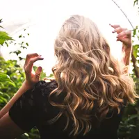 ilustrasi rambut ikal | pexels.com/@timmossholder