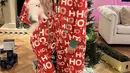 Merayakan natal bersama, keduanya kompak mengenakan jumpsuit merah dengan tulisan Hoho. (@parishilton)