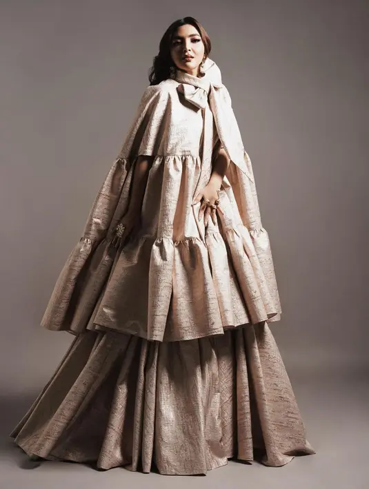 Penampilan luar biasa Ashanty dalam photoshoot ini. Dibalut gaun tumpuk bernuansa keemasan, Ashanty tampil megah nan cantik di sini. Foto: Instagram.