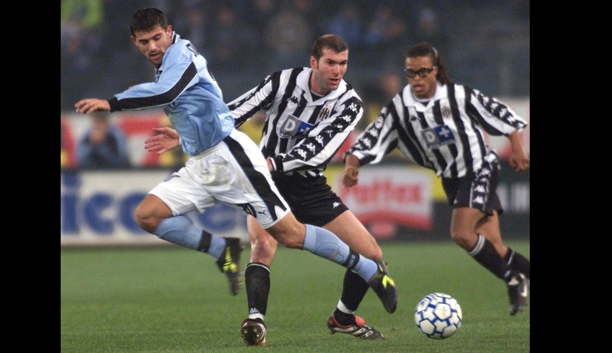 Petualangan Zidane dimulai pada 1996 dengan menandatangani kontrak bersama Juventus. Zidane pun seperti menemukan tempat yang sesungguhnya bersama Bianconeri. Satu per satu gelar juara pun diraihnya bersama Juventus. (Foto: AFP/Gabriel Bouys)