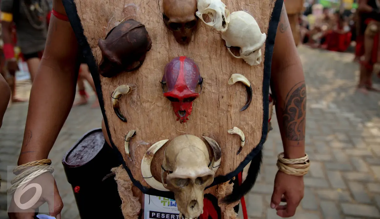 Pakaian adat suku Dayak Landak dalam Karnaval Katulistiwa di Pontianak, Kalimantan Barat, Sabtu (22/8/2015). Kegiatan ini dalam rangka memperingati Hari Ulang Tahun (HUT) ke-70 Kemerdekaan Republik Indonesia. (Liputan6.com/Faizal Fanani)