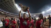 Bek Persija Jakarta, Gunawan Dwi Cahyo, merayakan gelar juara Piala Presiden setelah mengalahkan Bali United di SUGBK, Jakarta, Sabtu (17/2/2018). Persija menang 3-0 atas Bali United. (Bola.com/Vitalis Yogi Trisna)