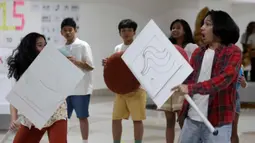 Latihan ini untuk mematangkan perhelatan yang rencananya akan digelar di Ciputra Artpreneur, Kuningan Jakarta Selatan, pada 30 Januari-15 Februari 2026. Tampak dalam foto, pelakon musikal Perahu Kertas berakting pada sesi latihan di Ciputra Artpreneur, Jakarta, Kamis (15/1/2026). (KapanLagi.com/Budy Santoso)