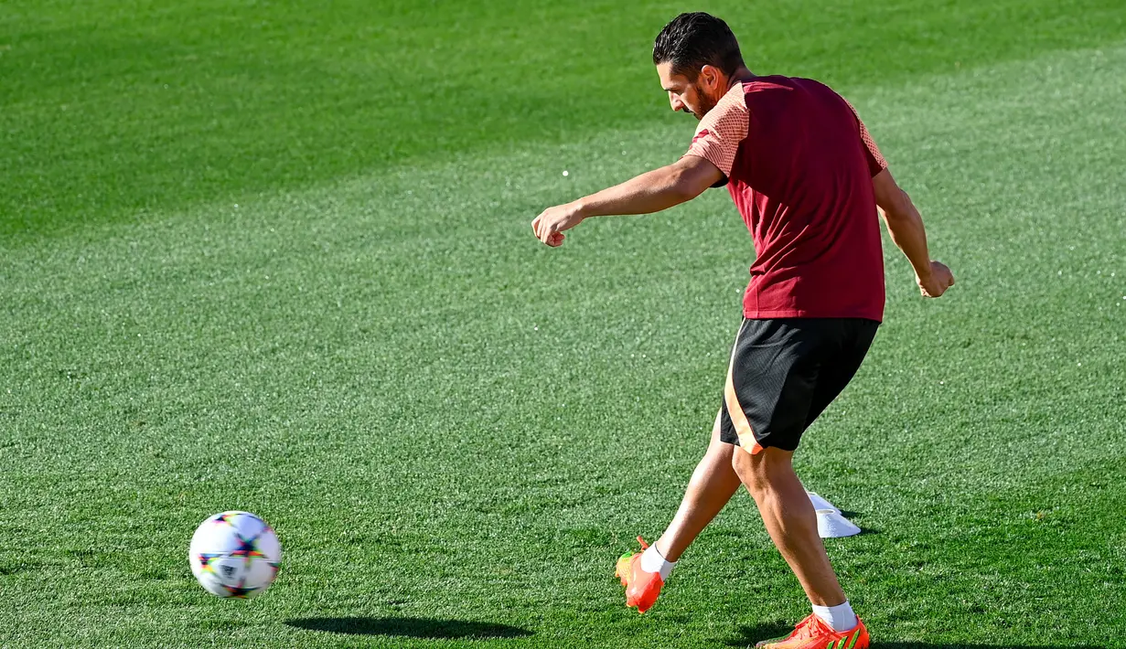 Pemain Atletico Madrid Koke mengikuti sesi latihan di Madrid, Spanyol, Selasa (6/9/2022). Atletico Madrid akan menghadapi FC Porto pada pertandingan sepak bola leg pertama grup B Liga Champions UEFA. (PIERRE-PHILIPPE MARCOU/AFP)