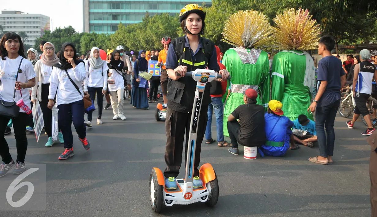 Satuan Polwan Polda Metro Jaya  yang tergabung dalam Direktorat Pengaman Objek vital sedang melakukan patrol di Bundaran HI, Jakarta, Minggu (13/9/2015). Sebanyak 7 segway baru dipakai untuk pengamanan jalannya car free day. (Liputan6.com/Gempur M Surya)
