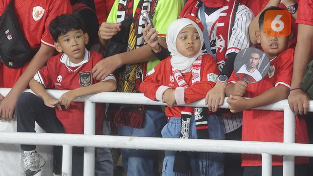 Foto: Dukung Timnas Indonesia Sejak Dini, Ini Potret Suporter Cilik Saat Skuad Garuda Melawan Jepang