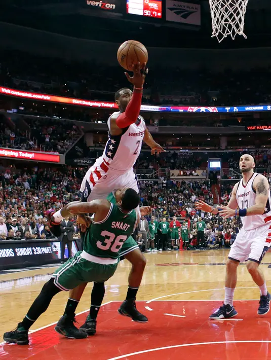 Aksi John Wall (2) berusaha memasukan bola melewati Pemain Celtics, Marcus Smart (36) di gim keenam semifinal Playoffs NBA 2017 di Washington (12/5). Celtics dipaksa melakoni gim ketujuh usai kalah 92-91 dari Wizards. (AP Photo / Alex Brandon)