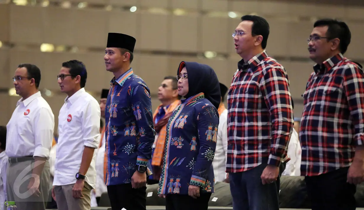 Ketiga pasangan Calon Gubernur dan Wakil Gubernur DKI Jakarta menyanyikan lagu Indonesia Raya saat Rapat Pleno Pengundian Nomor Urut pasangan Cagub dan Cawagub DKI Jakarta, Selasa, (25/10). (Liputan6/JohanTallo)