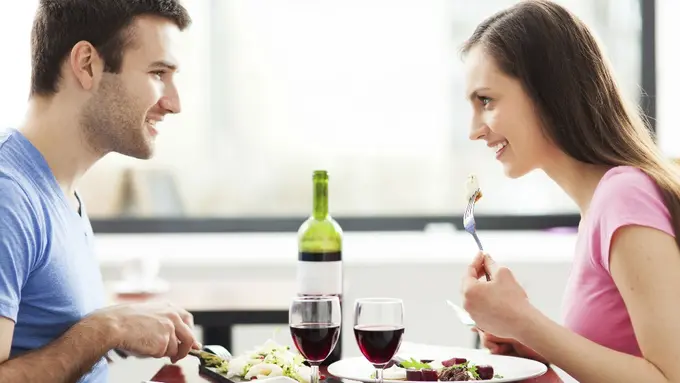 4 Gaya Busana yang Sesuai dengan Tempat Kencan Pertama Kamu