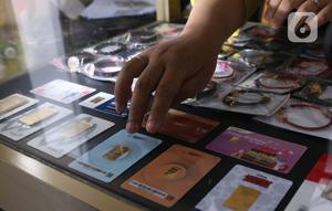 Pekerja merapikan emas di galeri 24 Pegadaian, Tangerang, Selasa (7/7/2020). Harga emas Pegadaian khusus batangan 1 gram cetakan Antam hari ini naik Rp 4.000 atau 0,42% ke level Rp 950.000/gram dari harga hari sebelumnya. (Liputan6.com/Angga Yuniar)