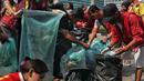 <p>Sejumlah pegiat lingkungan mengumpulkan sampah saat mengikuti Hari Bebas Kendaraan Bermotor (HKBP) atau Car Free Day (CFD) di kawasan Bundaran HI, Jakarta, Minggu (29/10/2023). Kegiatan ini sebagai bentuk kampanye untuk mengajak warga agar peduli terhadap lingkungan dengan cara mengurangi penggunaan plastik. (Liputan6.com/Angga Yuniar)</p>