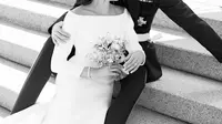 Foto pernikahan Pangeran Harry dan Meghan Markle di East Terrace, Windsor Castle, Inggris yang dirilis 21 Mei 2018. Foto portrait Harry dan Meghan diambil dengan konsep hitam-putih untuk menambah kesan romantis. (Alexi Lubomirski/Kensington Palace via AP)