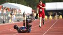  Seorang peserta asal Amerika Serikat terjatuh saat memasuki garis finis pada ajang Invictus Games Orlando 2016 di ESPN Wide World of Sports complex, (10/5/2016), Lake Buena Vista, Florida. (Alex Menendez/ Getty Images for Invictus Games/AFP)