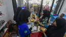 Program pembelian sembako bersubsidi menggunakan Kartu Jakarta Pintar (KJP) Plus bertujuan membantu meringankan beban keluarga kurang mampu dalam memenuhi kebutuhan pokok. (merdeka.com/Arie Basuki)