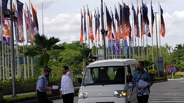 Presiden Jokowi mencoba mengendarai mobil listrik pabrikan Mitsubishi bernama Minicab MiEV