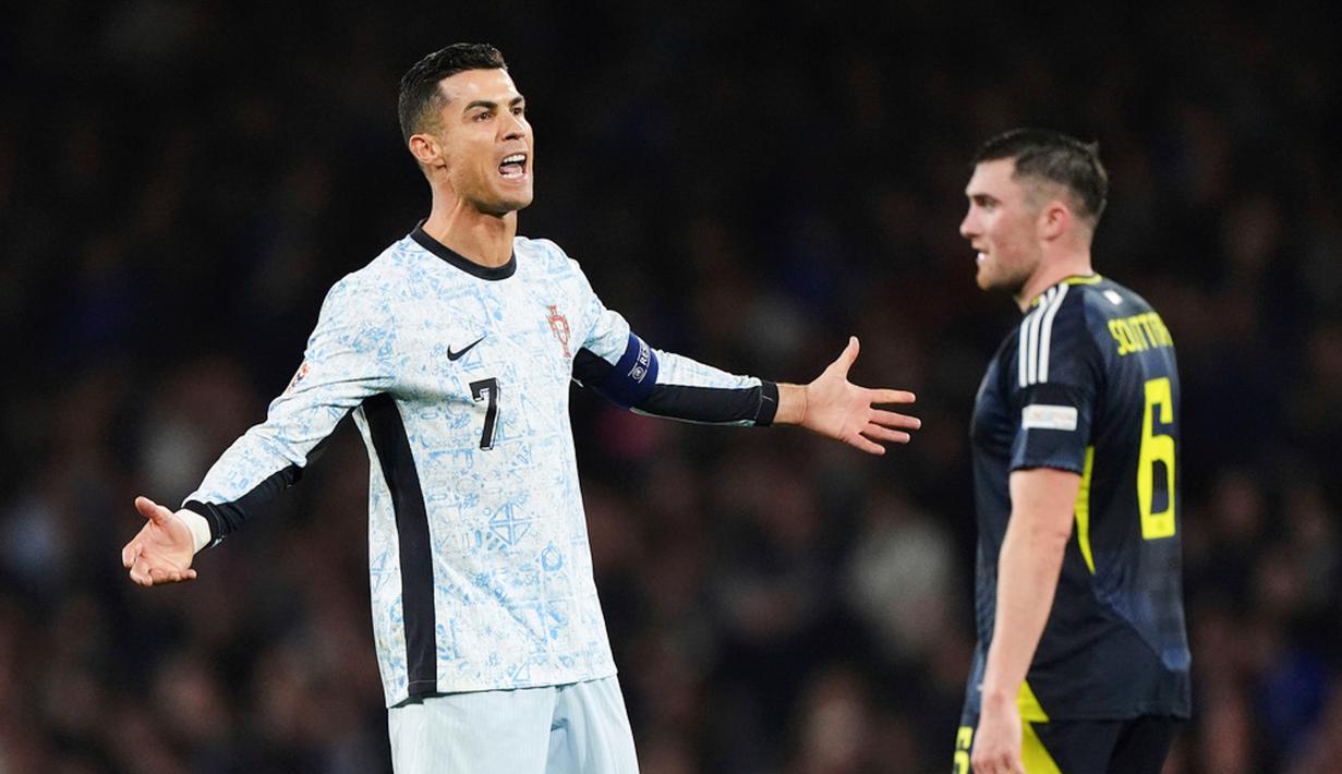 Cristiano Ronaldo tampak frustrasi setelah gagal mencetak gol ke-907. (Andrew Milligan/PA via AP)