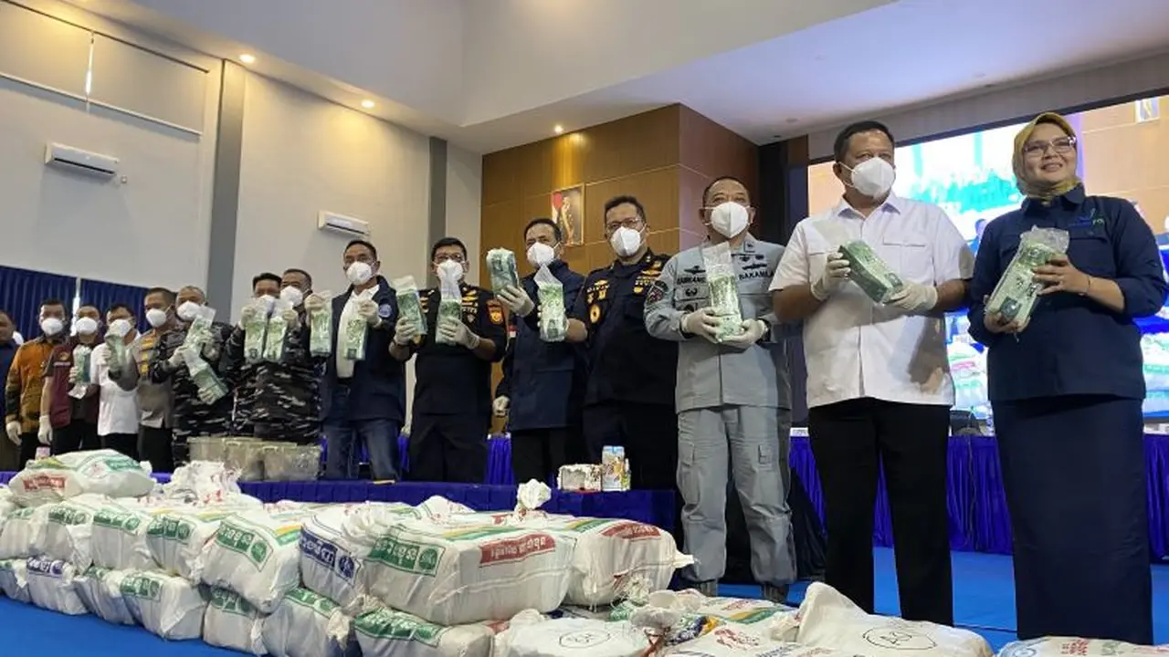 Jajaran TNI AL, BNN RI dan Bea Cukai dengan barang bukti pada Konferensi Pers TNI AL tentang penggagalan penyelundupan narkoba jenis ketamin sejumlah 1,3 ton MV. King Sun yang digelar di Makodaeral IV TNI AL di Batam, Kepri (Antara)