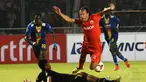 Ivan Bosnjak harus dijatuhkan Kurnia Meiga saat laga Persija kontra Arema Cronus di Stadion GBK Jakarta, Minggu (4/5/2014). (Liputan6.com/Helmi Fithriansyah)