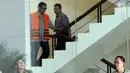 Bupati Tulungagung nonaktif Syahri Mulyo saat akan menjalani pemeriksaan di Gedung KPK, Jakarta, Selasa (2/10). Syahri diperiksa sebagai tersangka terkait proyek pembangunan infrastruktur di wilayah Kabupaten Tulungagung. (Merdeka.com/Dwi Narwoko)