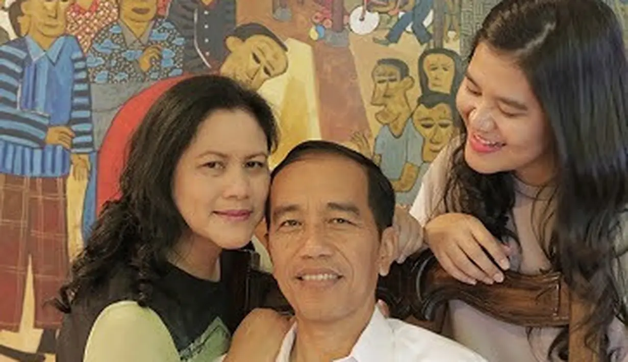 Dikenal sederhana dan bersahaja, banyak masyarakat yang kagum dan menjadikan keluarga orang nomor satu di Indonesia ini sebagai panutan. Kesibukan Jokowi dan Iriana mengurus negara membuat kebersamaan keduanya bareng sang anak jarang terlihat, kecuali memang ada momen tertentu sekaligus jadi momen kumpul keluarga. (Liputan6.com/IG/@ayanggkahiyang)