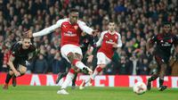 Striker Arsenal, Danny Welbeck berhasil mencetak gol ke gawang AC Milan pada pertandingan leg kedua 16 besar Liga Europa di Stadion Emirates, Jumat (16/3). Arsenal mengalahkan AC Milan 3-1 dengan agregat 5-1. (AP Photo/Alastair Grant)