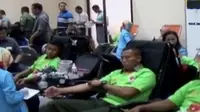 Pundi Amal SCTV menggelar donor darah di Kantor PWI Jawa Timur. Sementara, ribuan orang berebut durian saat festival di Magelang.
