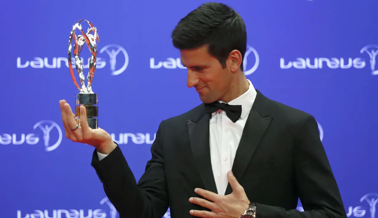 Novak Djokovic  berfoto dengan trofi yang diraihnya pada ajang penghargaan Laureus World Sports Awards 2016, Berlin, Germany, (18/4/2016).  Djokovic terpilih sebagai Laureus World Sportsman of the Year. (REUTERS/Hannibal Hanschke)